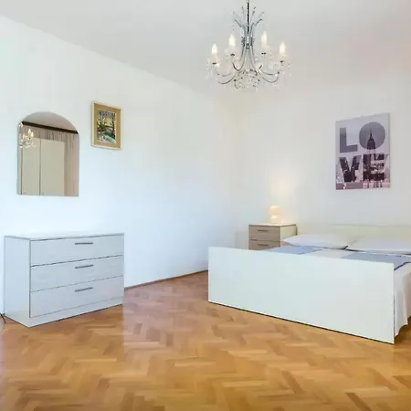 Apartment Sonnige In Mit Privatem Parkplatz
